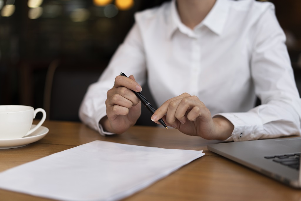 businessman-ready-to-sign-papers-at-the-office.jpg