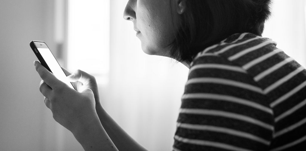 woman-alone-with-her-phone-in-hand_4.png