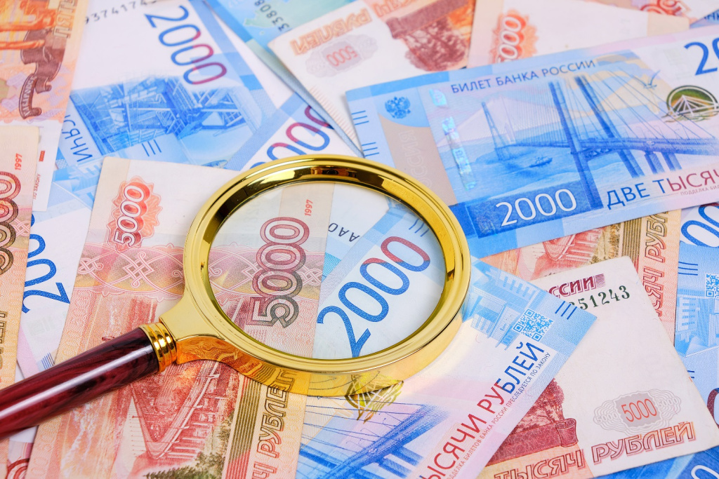 magnifying-magnifier-against-background-russian-rubles-denominations-five-and-two-thousand.jpg